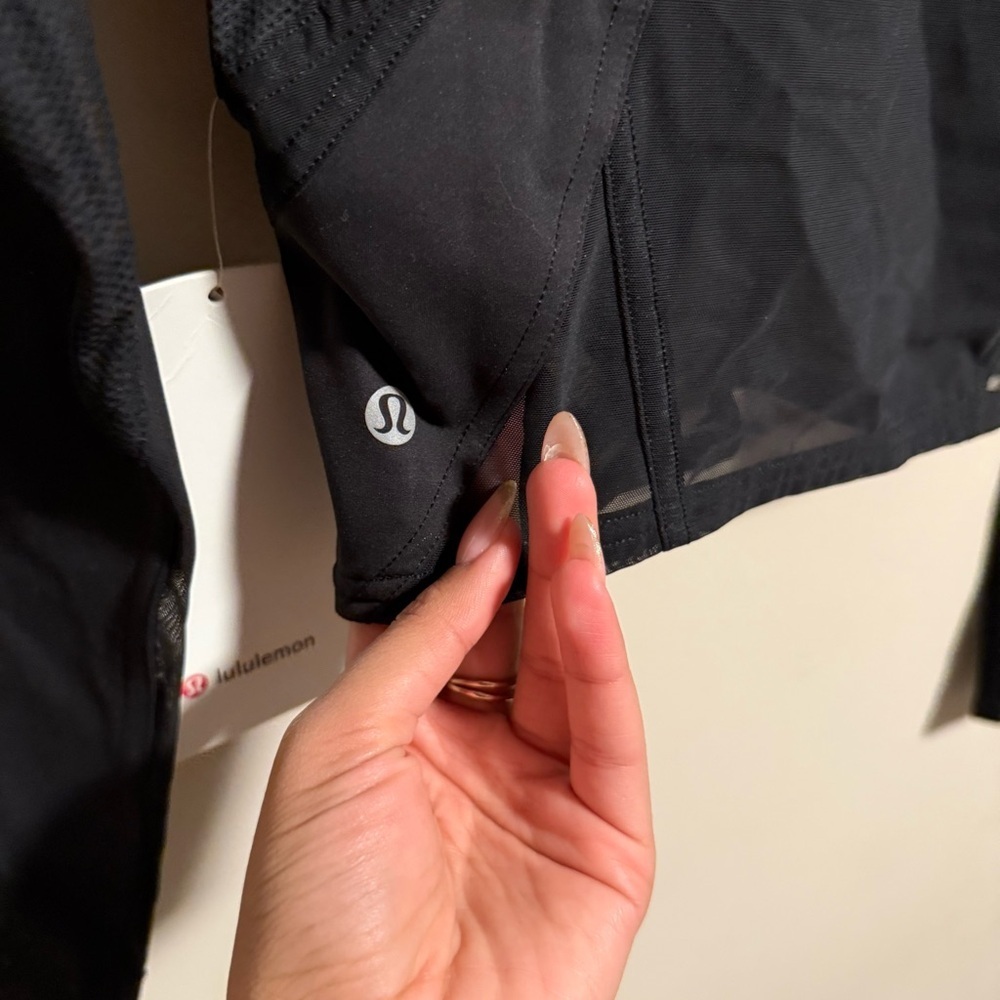 NWT Lululemon Mesh Panelled Training Long Sleeve Shirt
Black- Size 8 - Picture 9 of 9